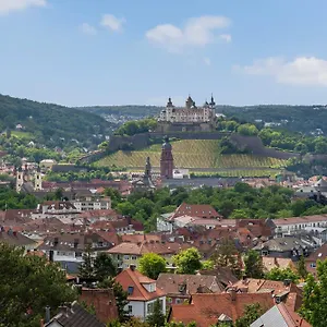 Apartment Dnd Design Loft I 170qm I Parken I Balkon I Workstation I Netflix I Kaffee I Waschmaschine I Trockner I Xbox I Ausblick, Würzburg